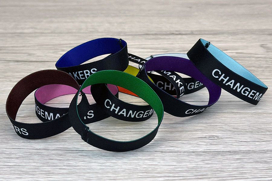 elastische polsbandjes met verschillende kleuren aan de binnenkant